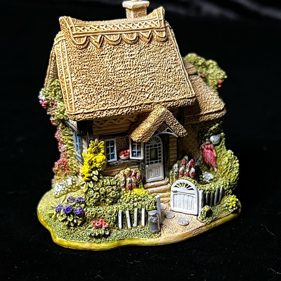 Lilliput Lane | The Tooth Fairy | England Collection - Picture 15 of 16